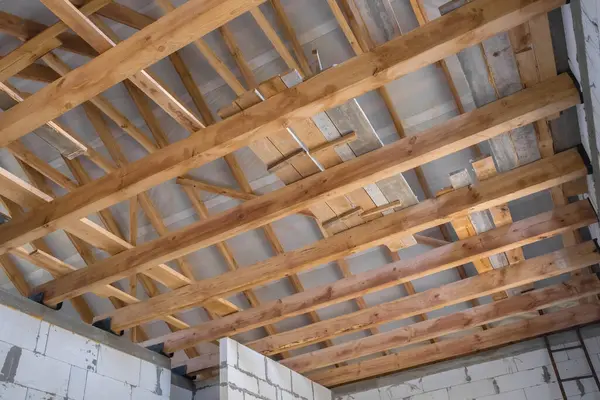 Nowa Budowa Domu Konstrukcja Drewnianym Dachem Słupkami Belkami Ramowymi Konstrukcje — Zdjęcie stockowe