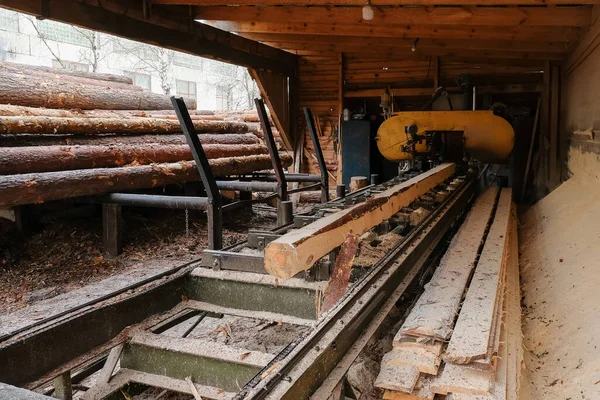 从锯木厂的原木上工业锯制木板 锯木厂设备加工原木和木板的工艺 — 图库照片