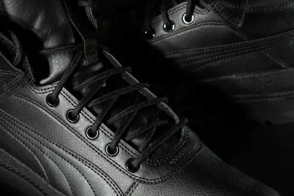Primer Plano Los Zapatos Cuero Negro Sobre Fondo Negro Calzado —  Fotos de Stock
