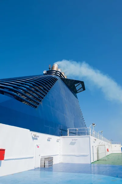 Veerboot Zee Rook Uit Schoorsteen Tegen Blauwe Lucht Vervoers Reisconcept — Stockfoto