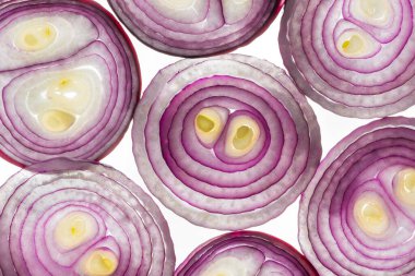 Beyaz zemin üzerinde dilimlenmiş kırmızı soğan. Yukarıdan görüntüle.