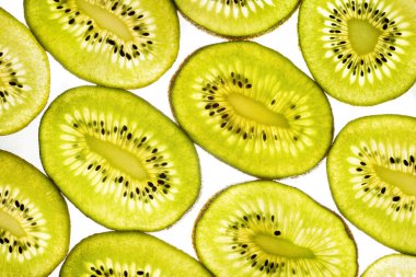 Beyaza izole edilmiş kivi dilimleri. Meyve arkaplanı, üst görünüm.