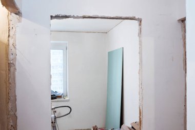 Daire tadilatı, tuğla ve fayanslardan yapılmış bölümler. İnşaat konsepti. Bitirme işi.