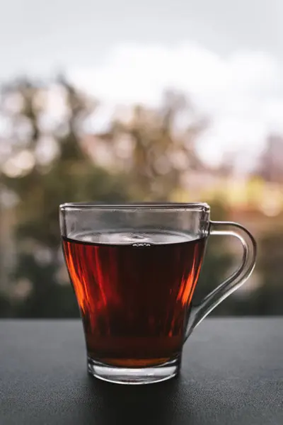 Filiżanka Gorącej Herbaty Stojąca Przy Oknie Zachodzie Słońca — Zdjęcie stockowe