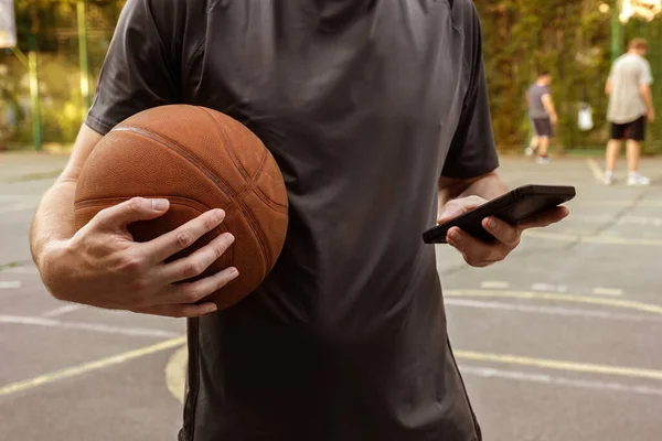 Мужчина Баскетбольным Мячом Телефоном Открытой Спортивной Площадке Спортивная Концепция — стоковое фото