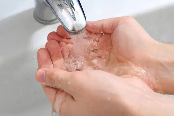 Pese Kädet Vedellä Saippualla Hanan Alla Hygieniakäsite — kuvapankkivalokuva