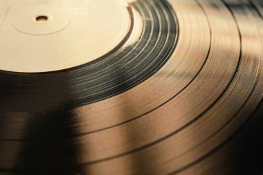 Pikabın üstündeki vinil plağın dokusu. Seçici odaklı vinil plağın fotoğrafı.