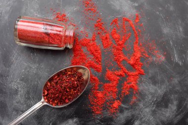 Mutfak masasında Paprika ve domates baharatı, üst manzara..