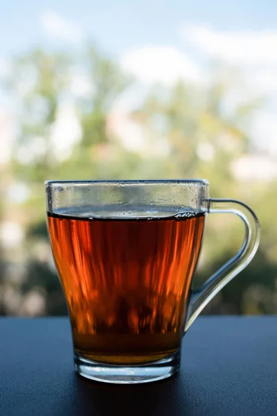 Kubek Czarnej Herbaty Przy Oknie Zamknij — Zdjęcie stockowe