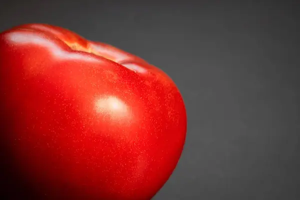 Tomate Rouge Sur Fond Sombre Gros Plan — Photo