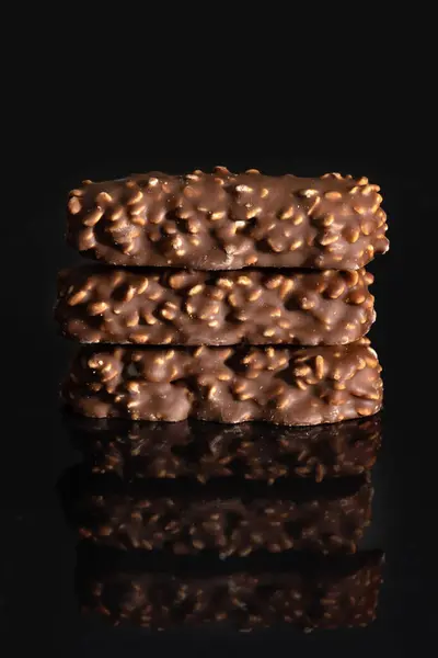 Siyah Arka Planda Yansıması Olan Fındıklı Çikolata — Stok fotoğraf