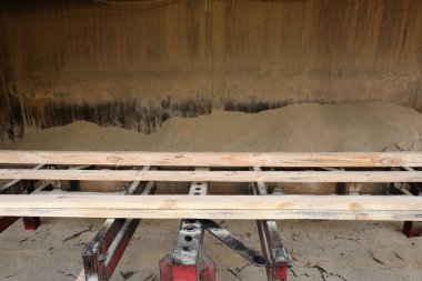 Eski bir kereste değirmeninin üzerindeki kuru çam ağaçları. Kereste endüstrisi.