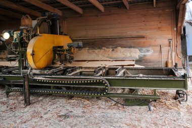 Eski bir kereste fabrikasında ahşap işleme süreci, yan görüş. Kereste endüstrisi