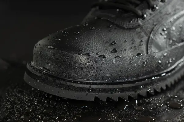 Black Male Shoe Water Drops Black Background Close — Stock Photo, Image