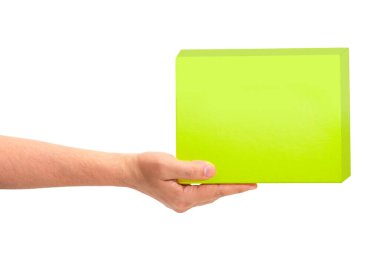 Erkek elinde hediye yeşil kutu, beyaz arka planda izole edilmiş..