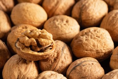 Ceviz çekirdekleri ve bütün cevizler markette. Sağlıklı yiyecekler. Taze fındık arka planı.