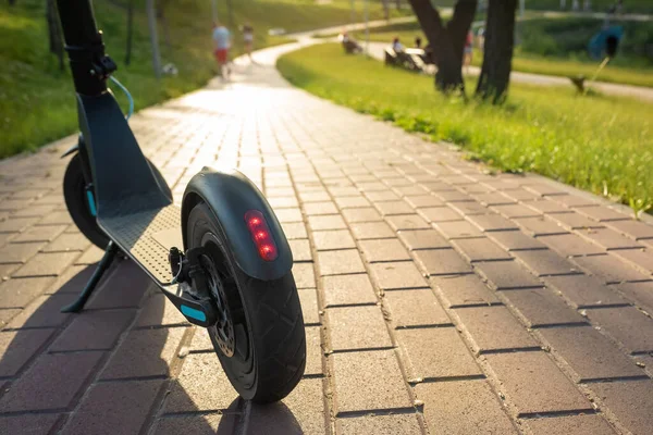 日落时分 公园路上的电动滑板车 — 图库照片