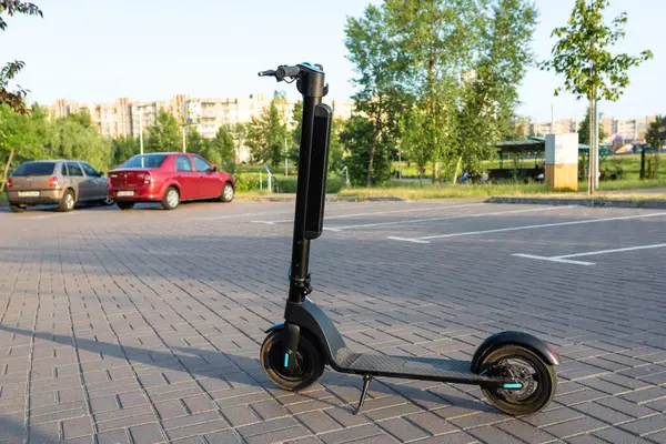 Şehrin Otoparkında Elektrikli Scooter Kentsel Yaşam Tarzı — Stok fotoğraf
