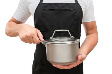 Önlüklü, elinde tencereyle beyaz bir arka planda izole edilmiş bir şef. Yemek pişirme konsepti.