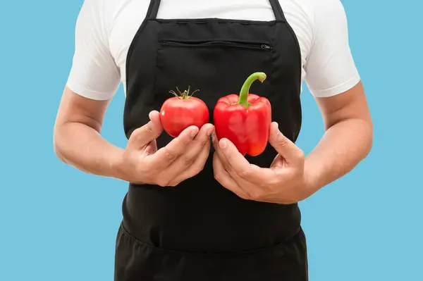 Ντομάτα Και Πιπεριά Στα Χέρια Ενός Αρσενικού Σεφ Που Είναι — Φωτογραφία Αρχείου