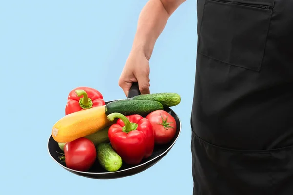Τηγάνι Τηγανίσματος Βιολογικά Λαχανικά Στα Χέρια Ενός Μάγειρα Που Απομονώνεται — Φωτογραφία Αρχείου