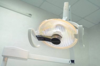 Close-Up diş Kliniği lamba. Diş hekimi ofis iç. Sağlık ve tıp.