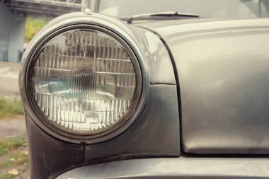 Eski arabanın ön farları yakın plan..