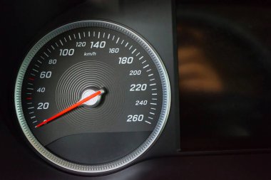 Hız göstergesi bir arabayı yakından çekerek..