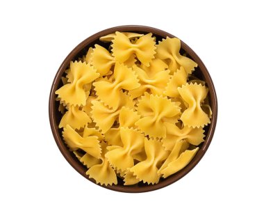 Beyaz arka planda izole edilmiş kasede çiğ farfalle makarna, üst manzara..