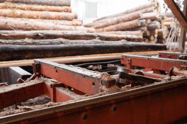 Depodaki eski kereste fabrikası ekipmanları. Kereste endüstrisi.