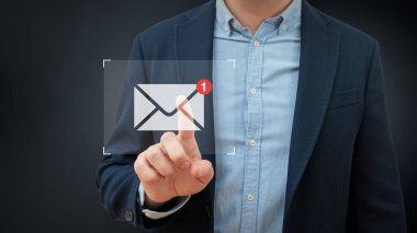 İş adamı sanal ekranda e-postaya dokunuyor. Küresel ağ ve veri alışverişi insanların elinde. Kablosuz bağlantı teknolojisi. İş e-posta iletişimi ve dijital pazarlama için e-posta bildirim kavramı.