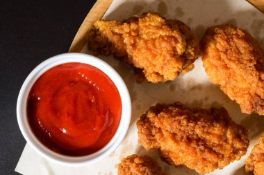 Domatesli tavuk şeritleri ve yakın plan ketçap..