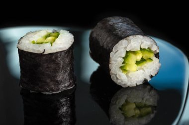 Japon taze suşisi siyah arka planda yakın plan çekimde. Japon yemeği..