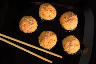 Siyah arka planda peynirli Japon suşisi. Asya mutfağı.