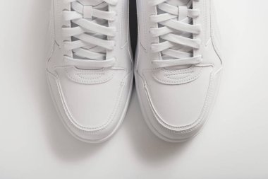 Beyaz arka planda beyaz spor ayakkabılar. Yukarıdan bak. Etkin yaşam biçimi