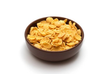 Beyaz arka planda izole edilmiş bir kasede mısır gevreği..