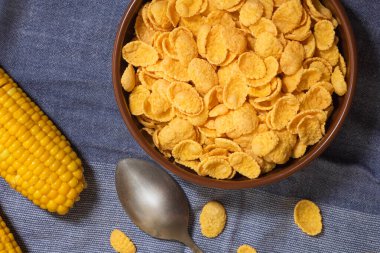 Masanın üzerindeki kasede mısır gevreği. Mısır gevreği arkaplan ve dokuları.