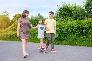 Çocuklu annem parkta oynuyor. Aktif yaşam tarzı, aile hafta sonu.