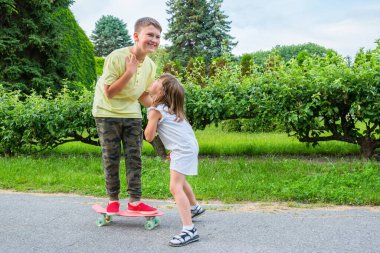 Çocuklar parkta oynuyorlar. Dışarıda gülümseyen çocuklar.