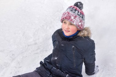 Açık havada, karda bir çocuğun yakın çekimi..