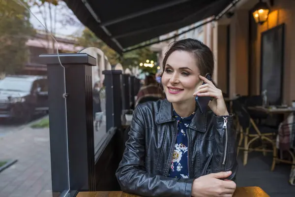 Retrato Una Joven Hablando Por Teléfono Celular Café —  Fotos de Stock