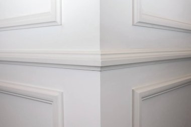 İç kısımda tavan pervazları, açısal duvar eteğinin ayrıntıları..