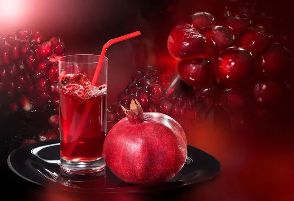 Kırmızı arka planda bir tepside kepek ve meyve suyu. Tohumlar, nar tohumları....
