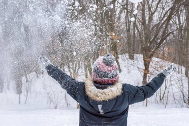 Çocuk kışın dışarıda. Arkadan bak. Kış tatili.