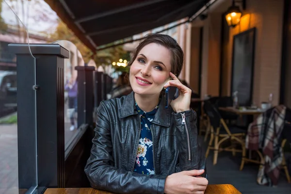 Una Chica Feliz Hablando Por Teléfono Calle Ciudad Terraza Cafetería —  Fotos de Stock