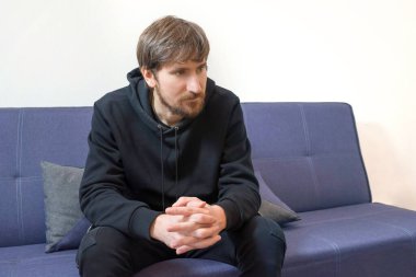 Bir psikologun ofisindeki kanepede yatan bir adam. Doktor muayenesinde genç bir adam. Psikoloji, psikoterapi.