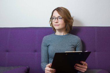 Ofiste çalışan gözlüklü kadın psikolog..