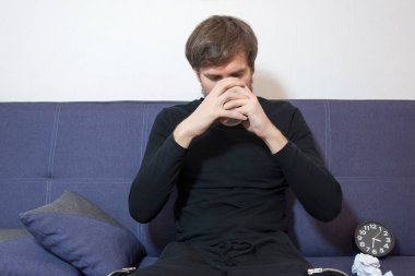 Psikolog ofisinde su içen bir adam. Psikolojik sorunları olan genç bir adam bir doktorla görüşüyor..