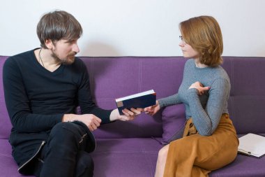 Elinde kitap olan bir adam ve ofisinde bir psikolog. Sosyal meseleler, sağlık konsepti.