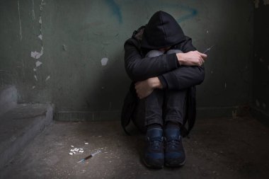 Depresyondaki kadınlar, terk edilmiş bir evde ağlayan genç üzgün kadınlar. Yaşam biçimi.